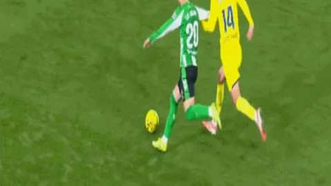 多特近六轮德甲遭遇四场败绩，连续两轮比赛未尝胜绩。